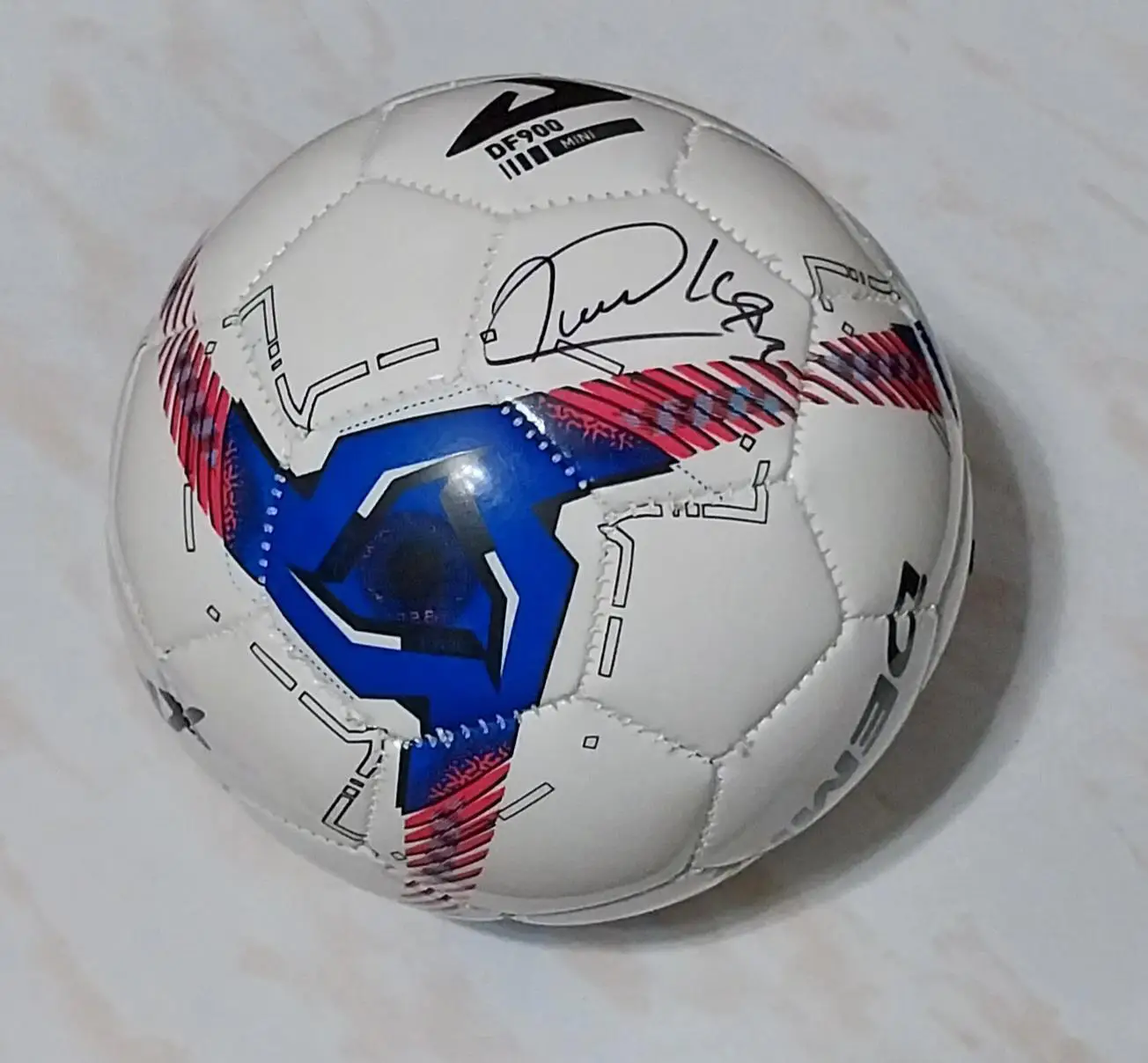 Сувенирный мяч с автографом игрока МФК Норильский никель Руслана Кудзиева 2