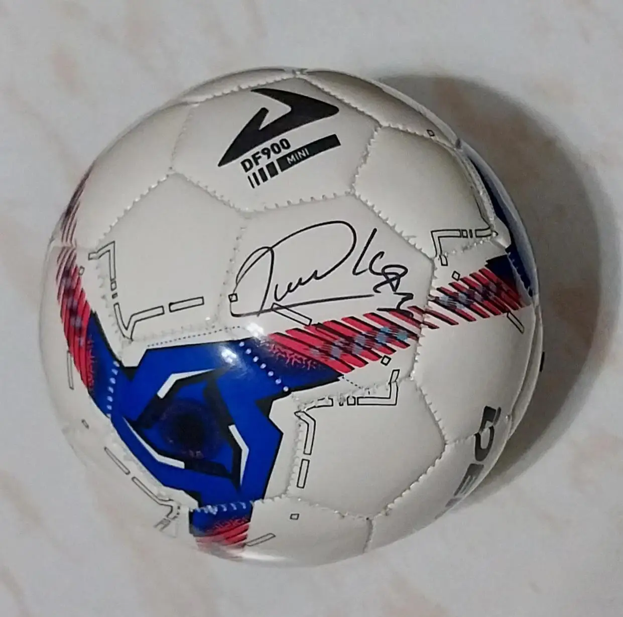 Сувенирный мяч с автографом игрока МФК Норильский никель Руслана Кудзиева 3