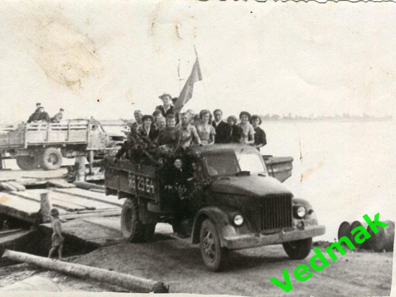 Газ - 51 колхоз знамя соцреализм СССР сельхоз работы передовики счастливые лица