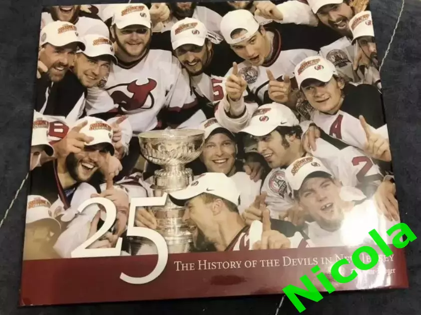 Книга альбом 25 лет истории Нью -Джерси Дэвилз(США).