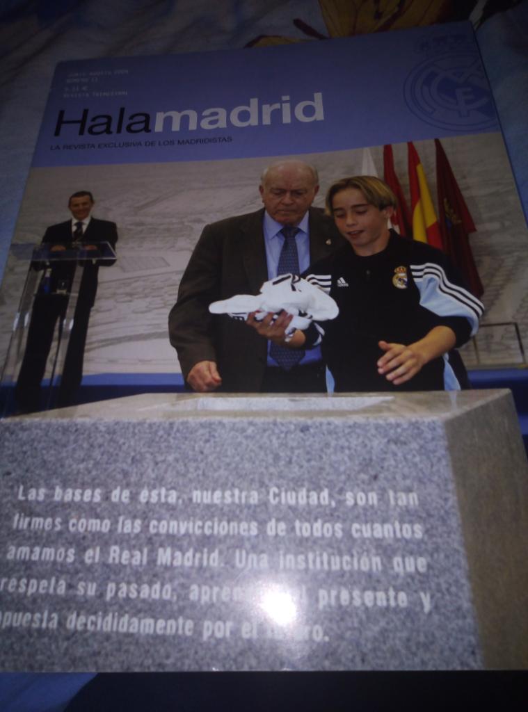 Испанский журнал по футболу Hala Madrid за июнь-август 2004 года.