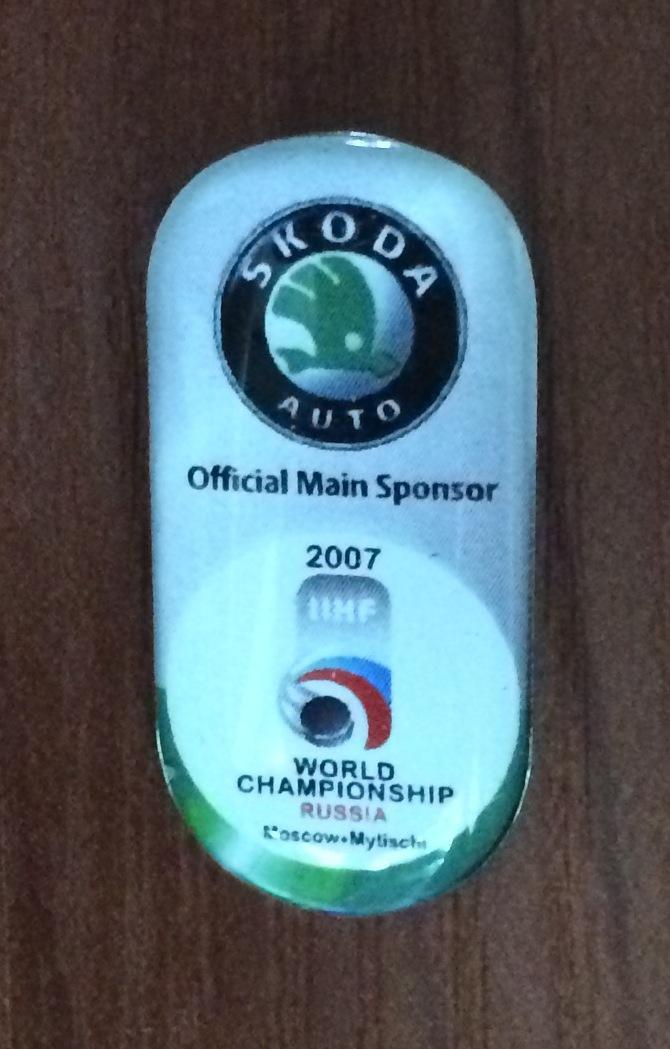 Значок Чемпионат Мира по хоккею Москва 2007 год спонсор SKODA AUTO 1