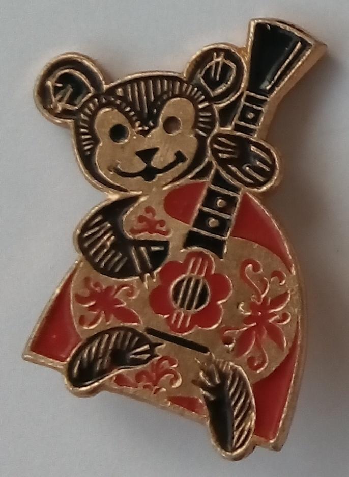 Значок СССР Олимпийский мишка с балалайкой (металл)