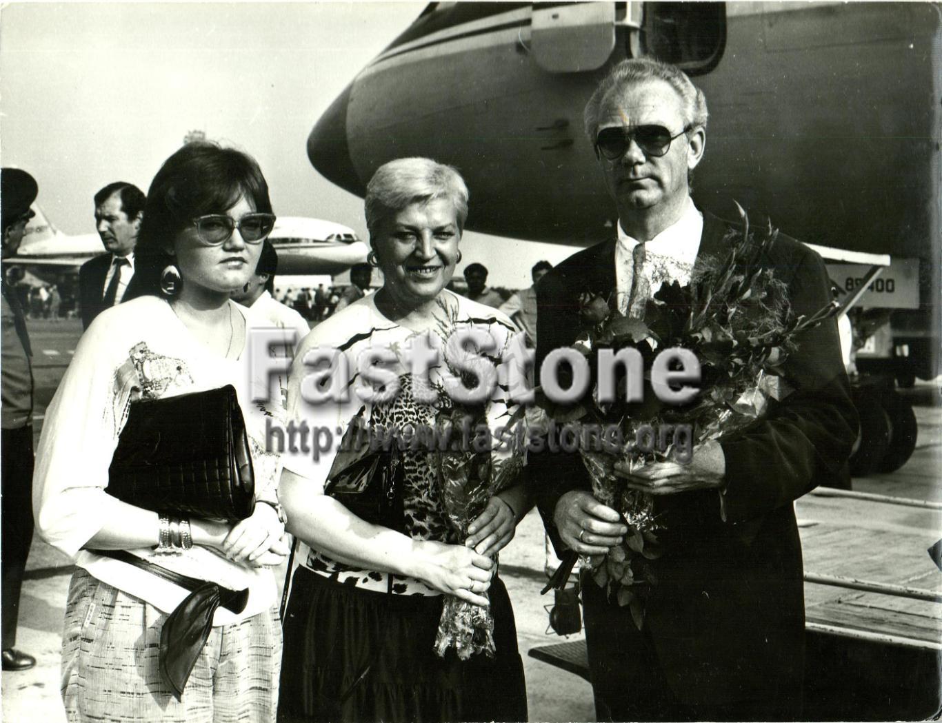 Валерий Лобановский с женой и дочерью в аэропорту Оригинальное фото Конец 1980-х