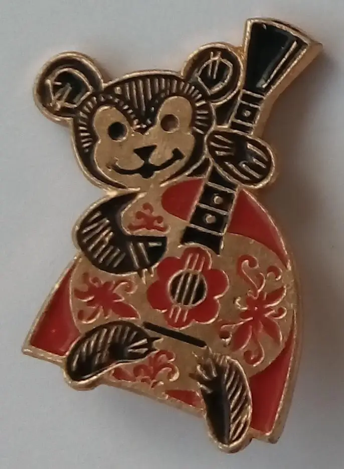 Значок СССР Олимпийский мишка с балалайкой (металл)