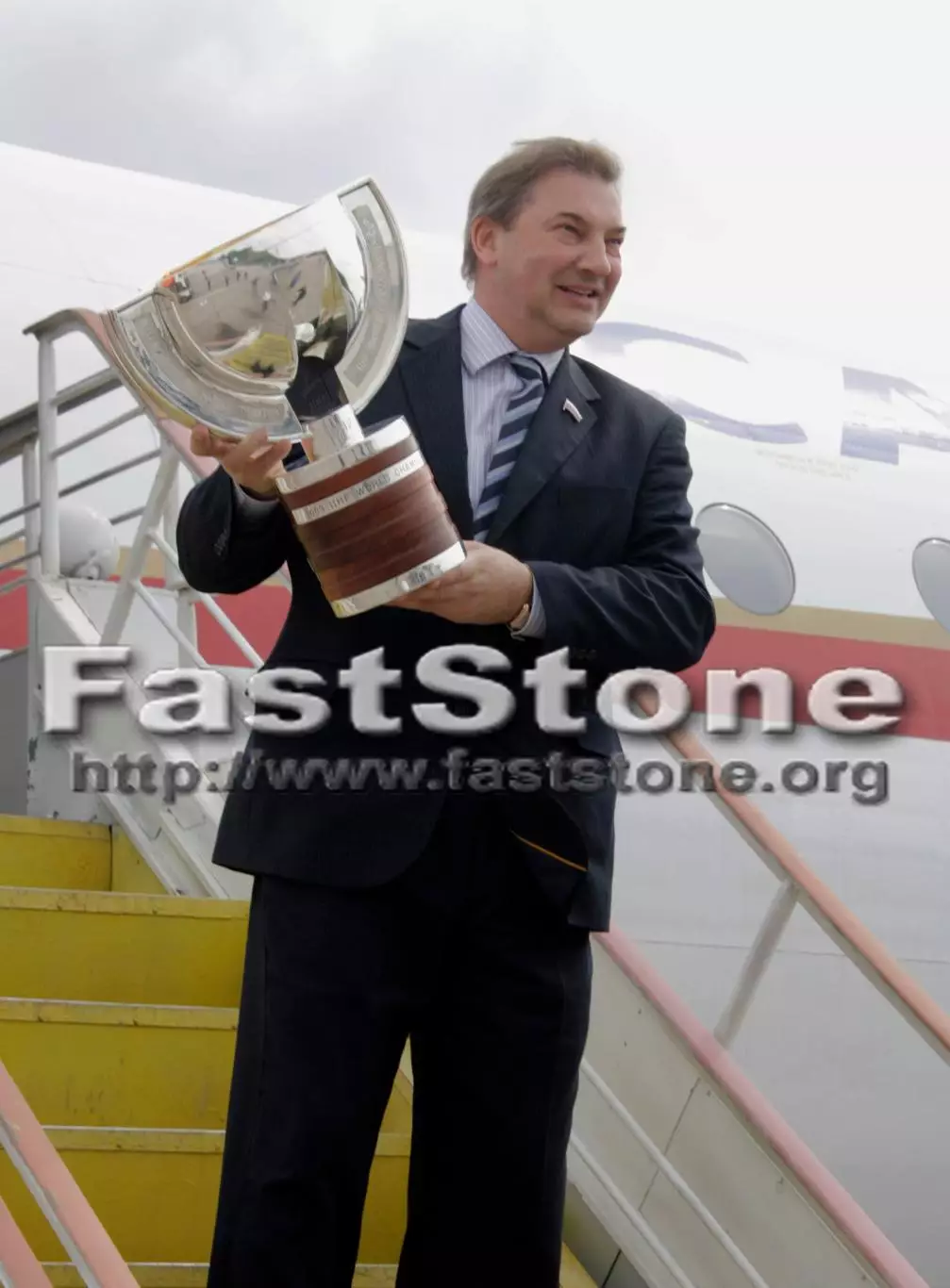 Владислав Третьяк президент ФХР с Кубком мира 18.05.2009 Саратов Фото 1