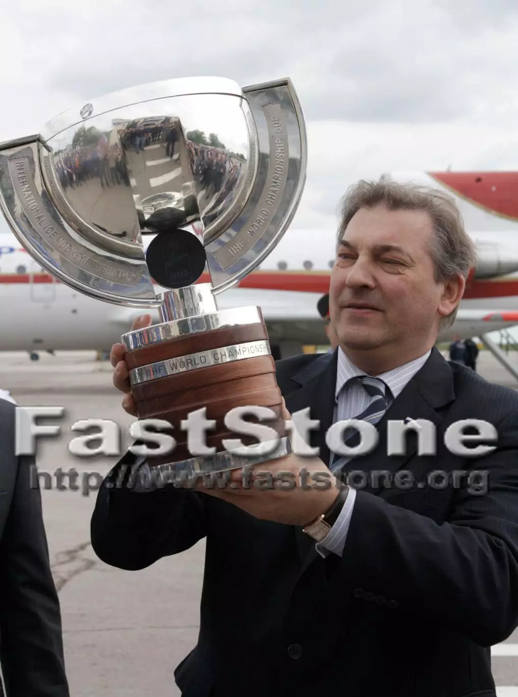 Владислав Третьяк президент ФХР с Кубком мира 18.05.2009 Саратов Фото 2