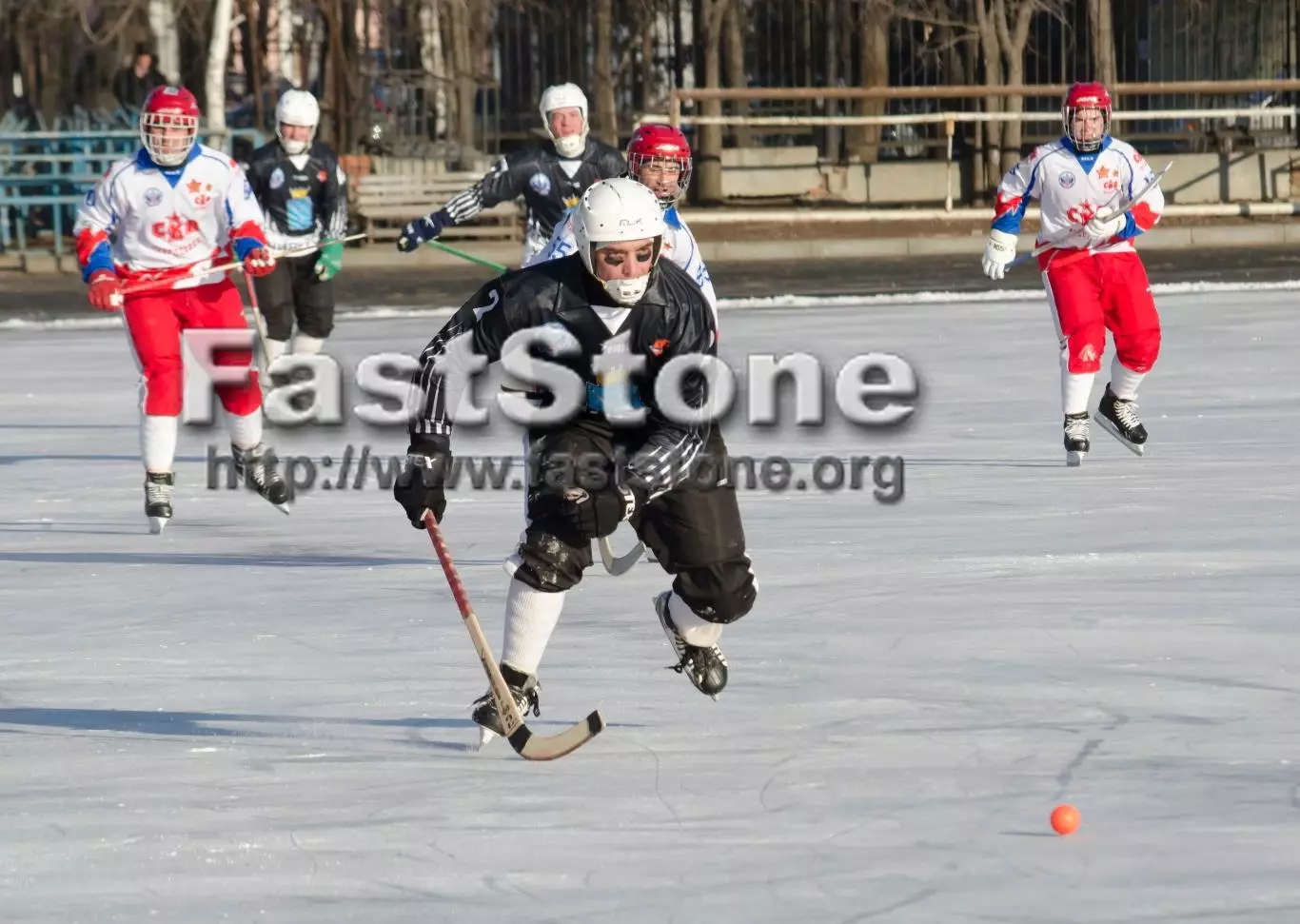 Универсал Саратов — СКА-Свердловск 15.12.2012 (9:3) Хоккей с мячом Фото 1