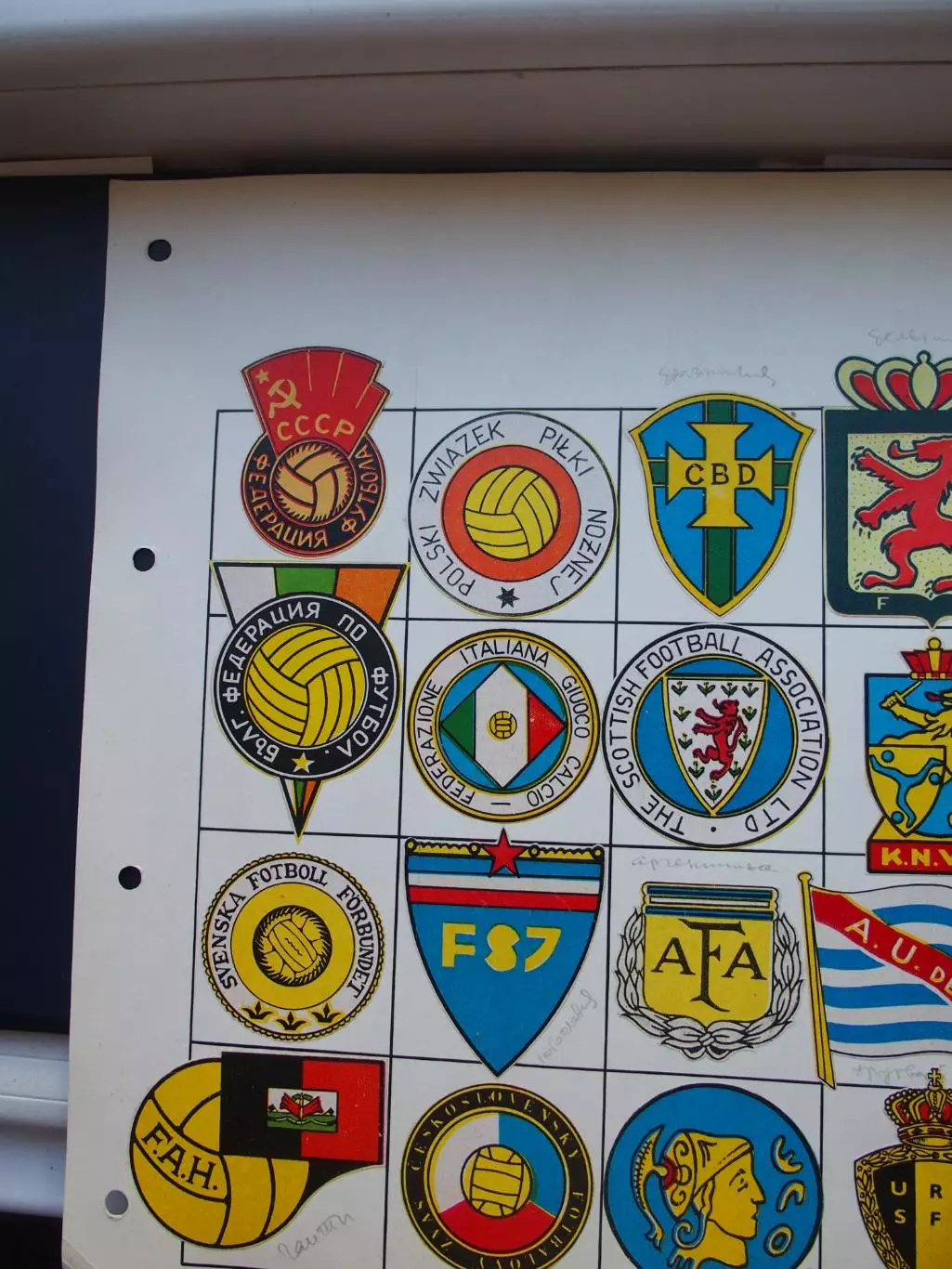 Эмблемы федераций и клубов.1970-е. Ж-л Стадион (Старт?). Наклеено на картон.