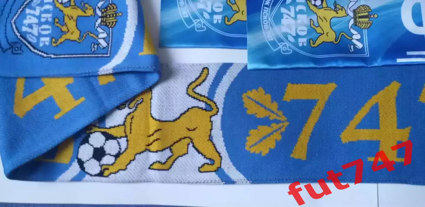 шарфы из коллекции ФК Псков -747 ....оригинал...... новые цена за два 1