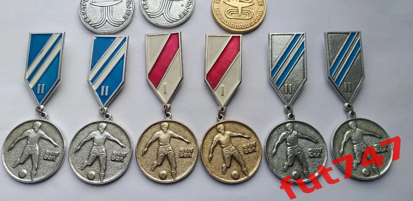 футбол и не только....., наградные знаки ....... цена за все 9 штук 4