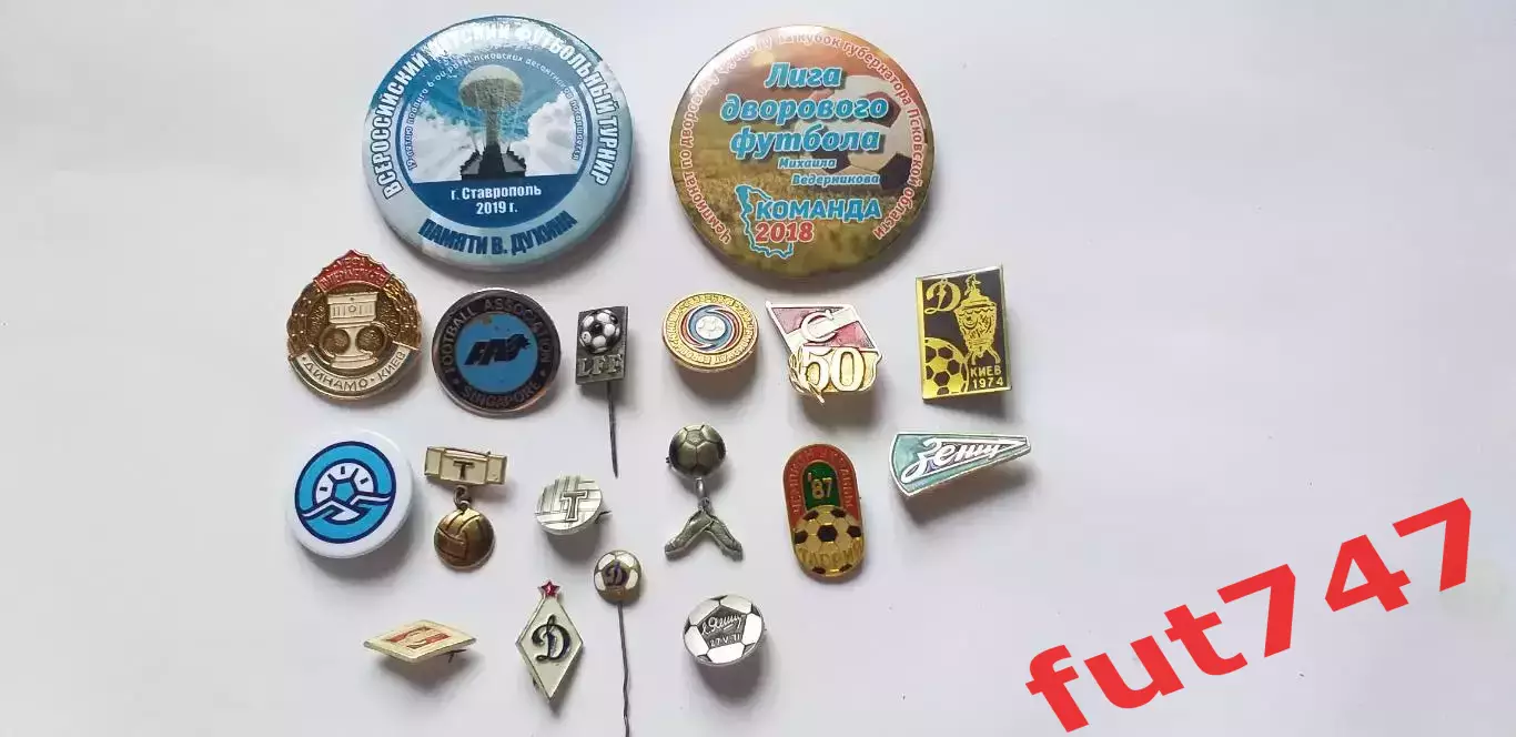 футбольные значки СССР и другие....... цена за все 1