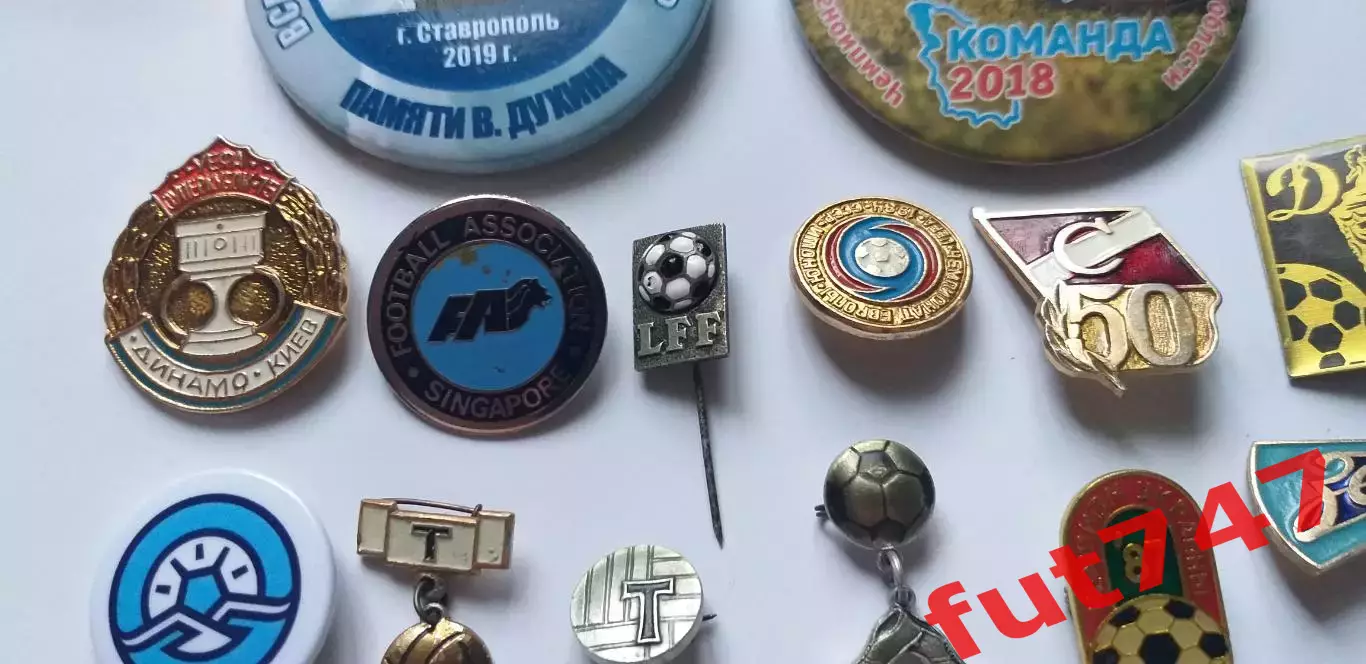 футбольные значки СССР и другие....... цена за все 3