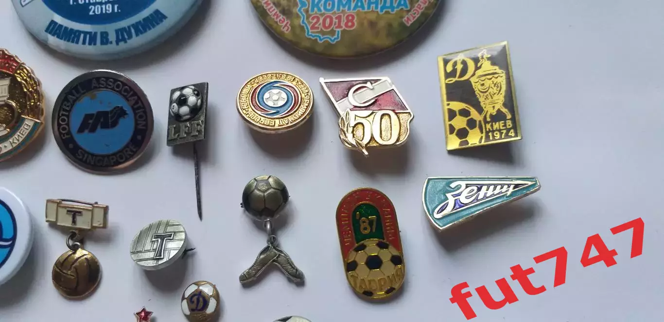 футбольные значки СССР и другие....... цена за все 4