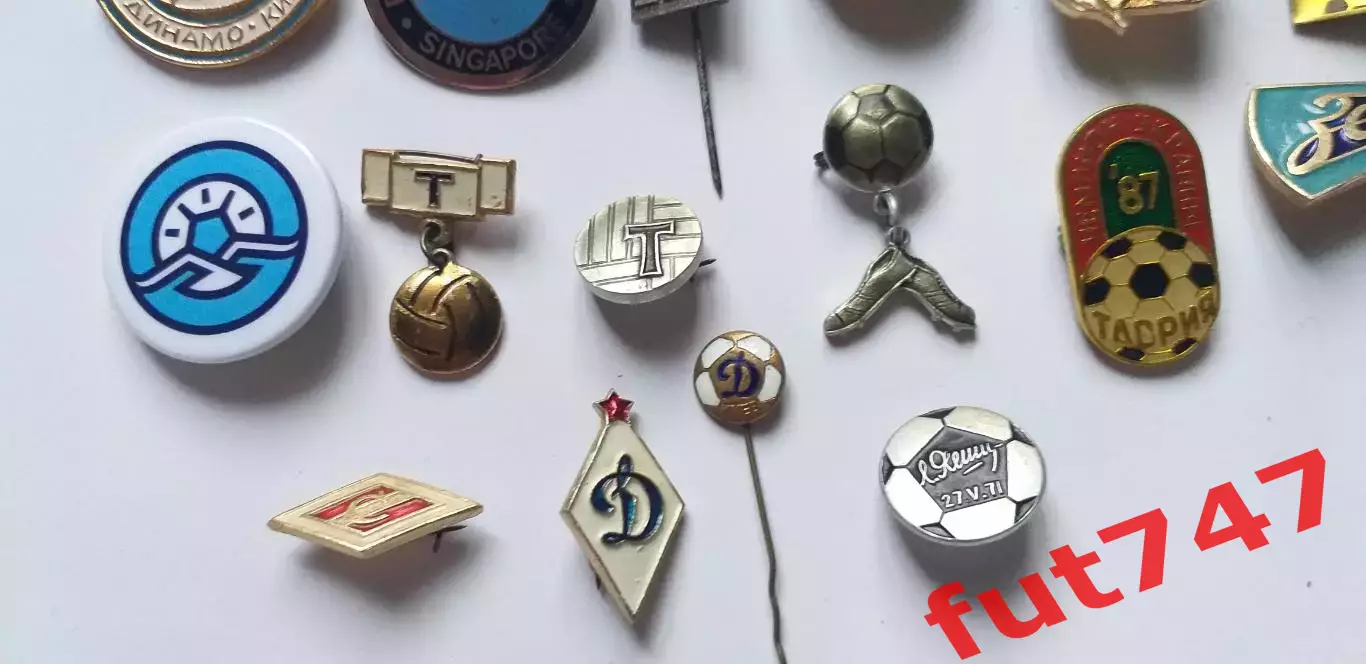 футбольные значки СССР и другие....... цена за все 5