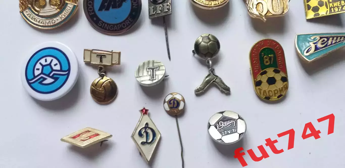 футбольные значки СССР и другие....... цена за все 6