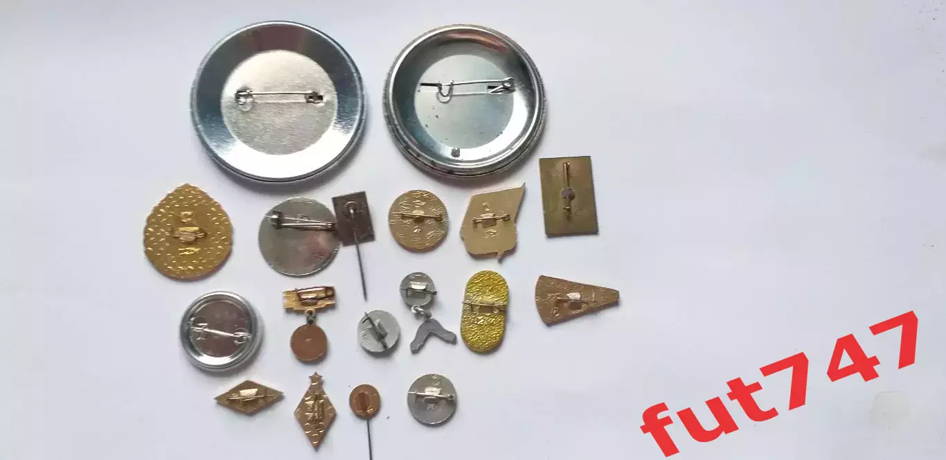 футбольные значки СССР и другие....... цена за все 7