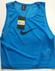 тренировочный футбольный жилет Nike оригинальные детские....5 шт. новые....