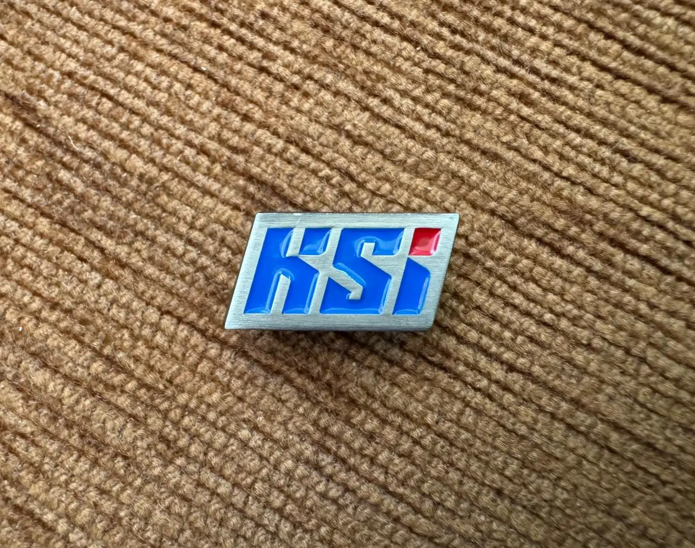 Официальный значок «Федерация футбола Исландии» (1)