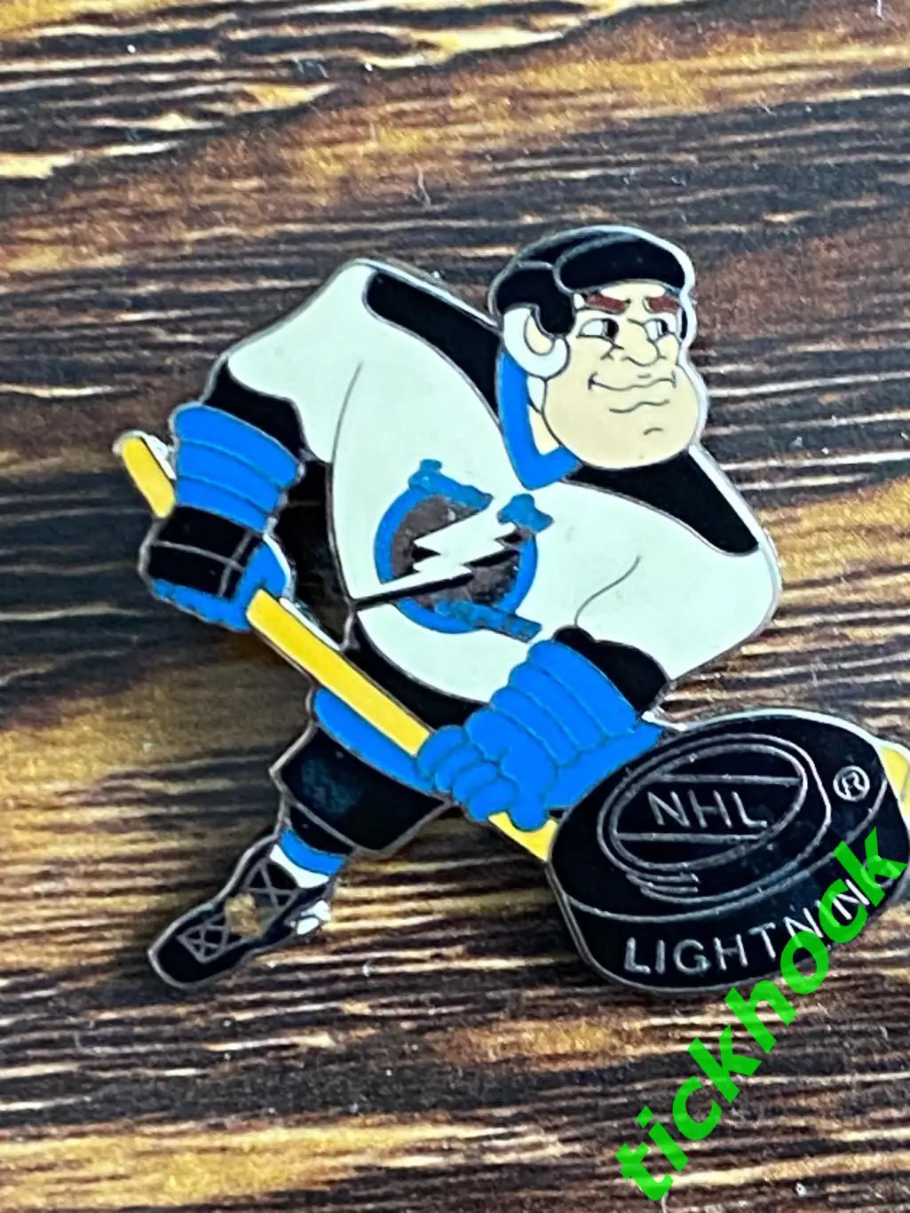 ХК Тампа Бэй Лайтнинг (НХЛ) - значок с изображением хоккеиста --