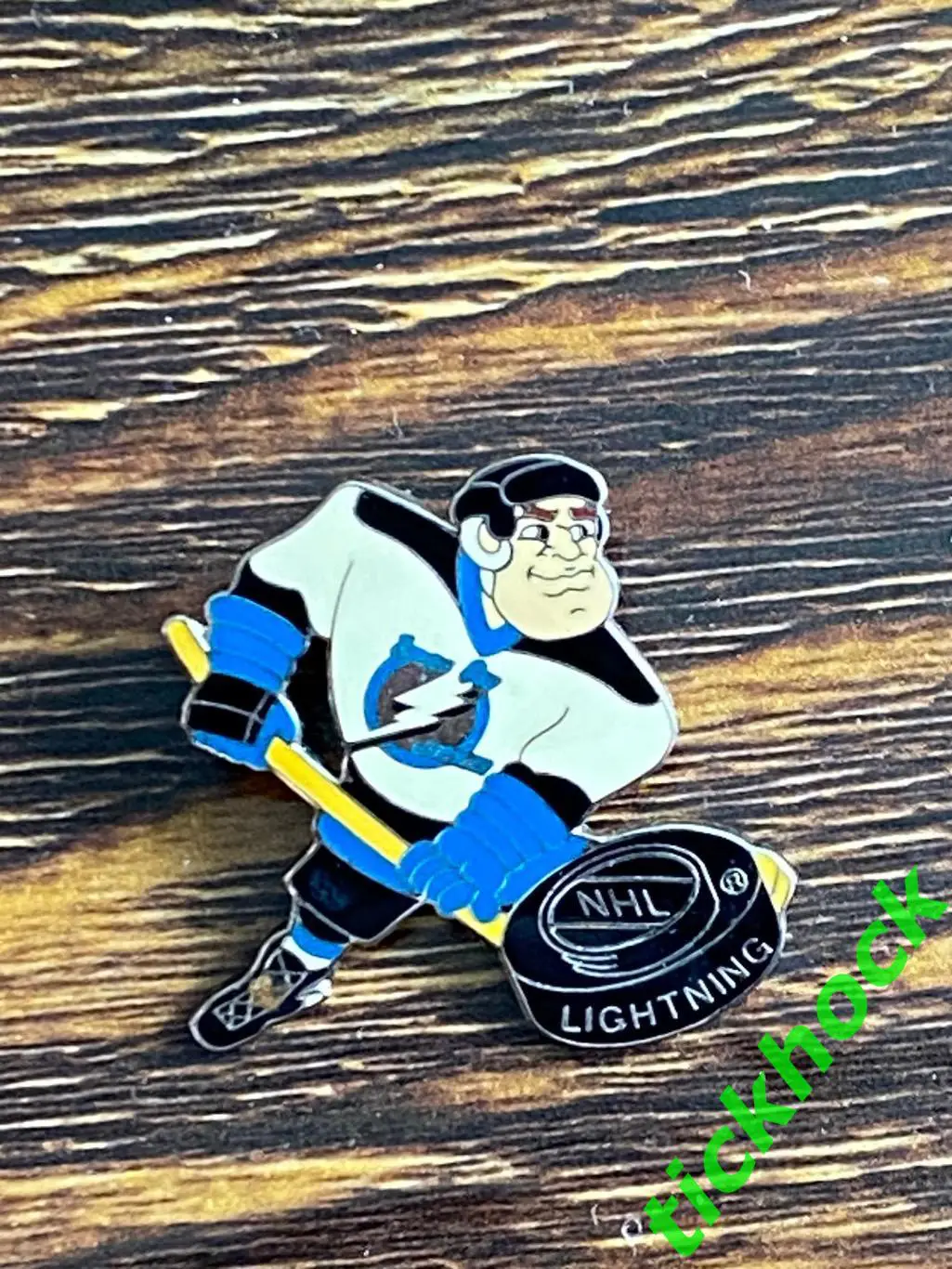 ХК Тампа Бэй Лайтнинг (НХЛ) - значок с изображением хоккеиста -- 1