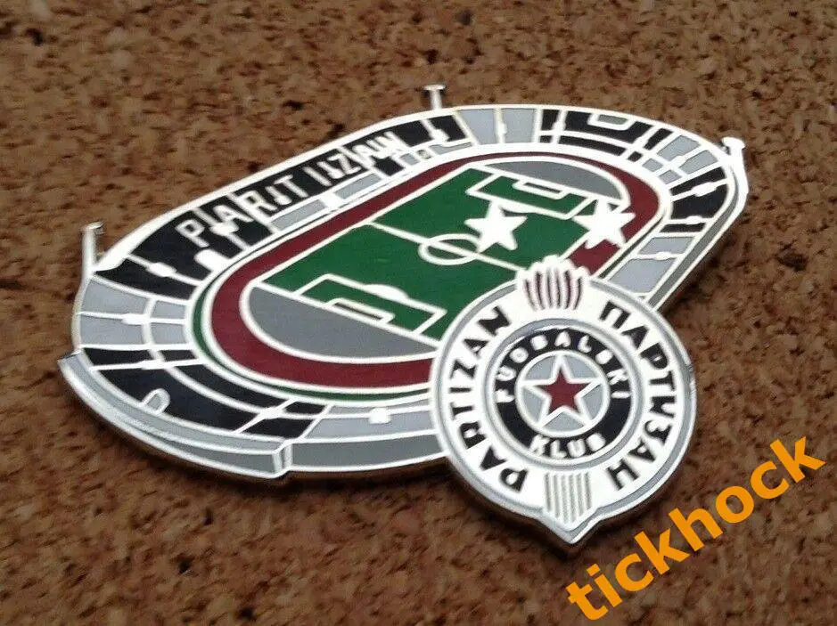 значок СТАДИОН ---- ПАРТИЗАН Белград СЕРБИЯ -----SY ---