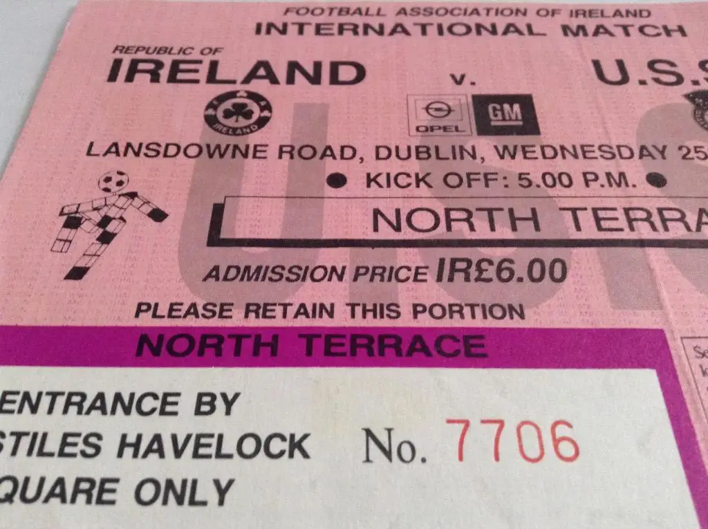 билет на матч первых сборных в Дублине: Ирландия - СССР 25.04.1990---SY