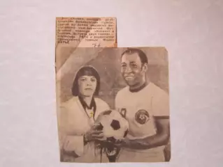 Вырезка. Футбол. Фото. Мирей Матье и Пеле. Встреча двух звезд (1976 год).
