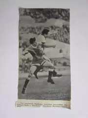 Вырезка. Футбол. Фото 215. Владимир Асылбаев против динамовца Михаила Гершковича