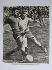 Вырезка. Футбол. Фото 218. Нападающий Н.Майсурадзе ведет борьбу с В.Глотовым