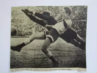 Вырезка. Футбол. Фото 222. Лев Яшин спасает команду