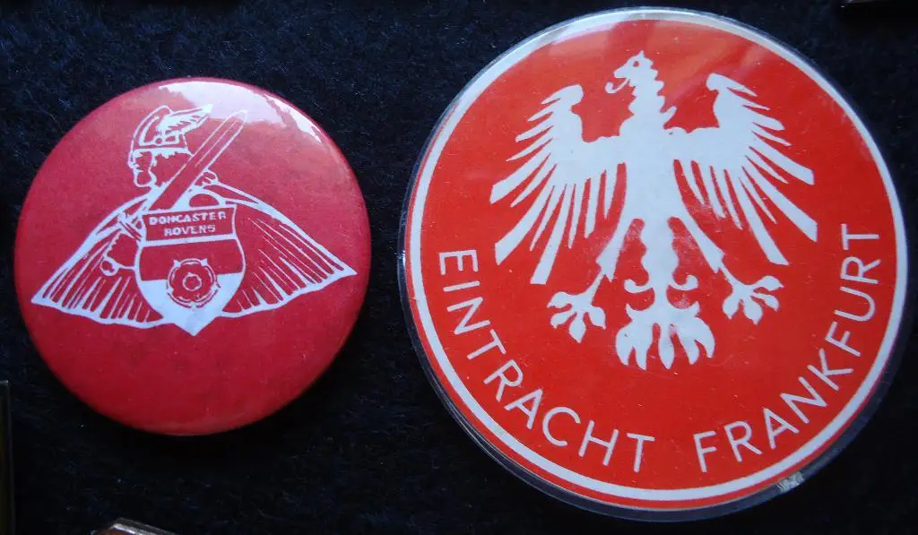 2 Знака: Doncaster Rovers и ЕЙНТРАХТ ФРАНКУРТ