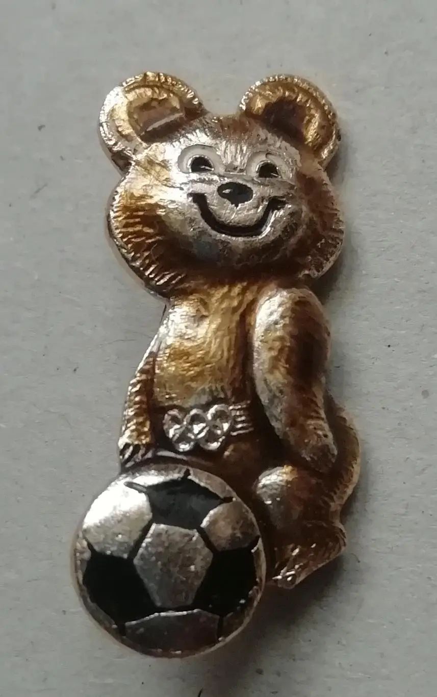 Знак, значок Олимпийский мишкаКИЕВ 1980 С мячом
