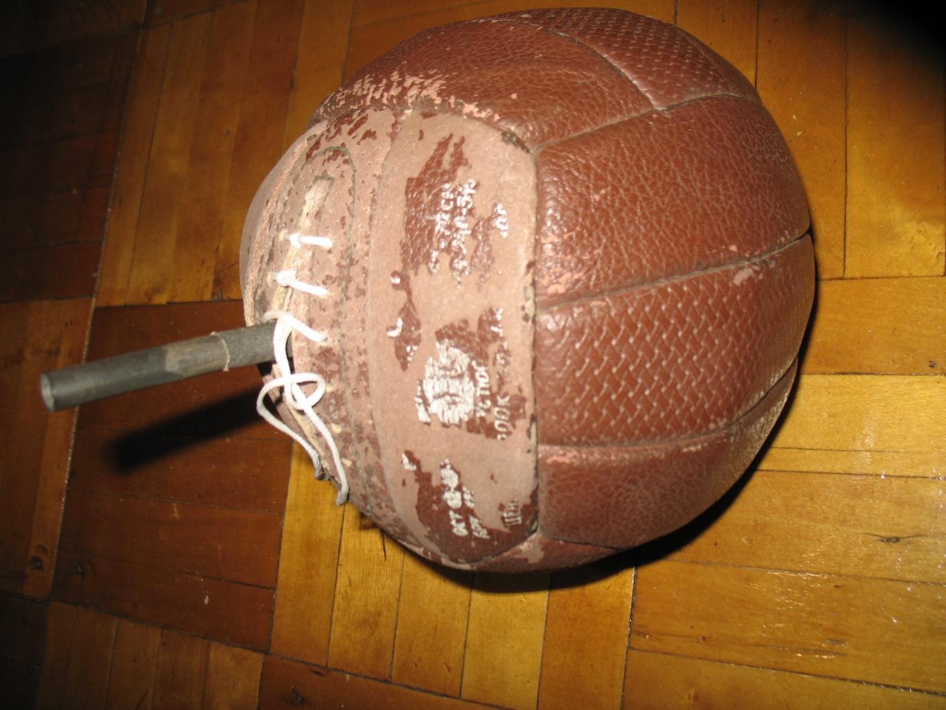 Мяч футбольный с камерой на шнуровке.