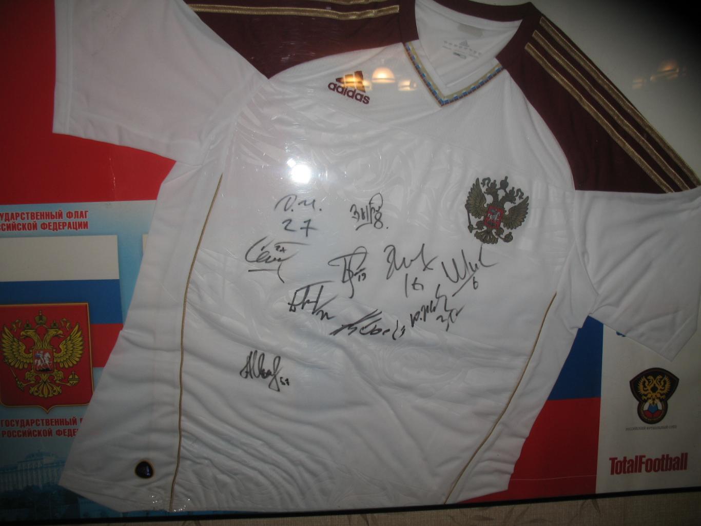 Футболка сборной России образца 2010-2011 года с автографами игроков. Оригинал.