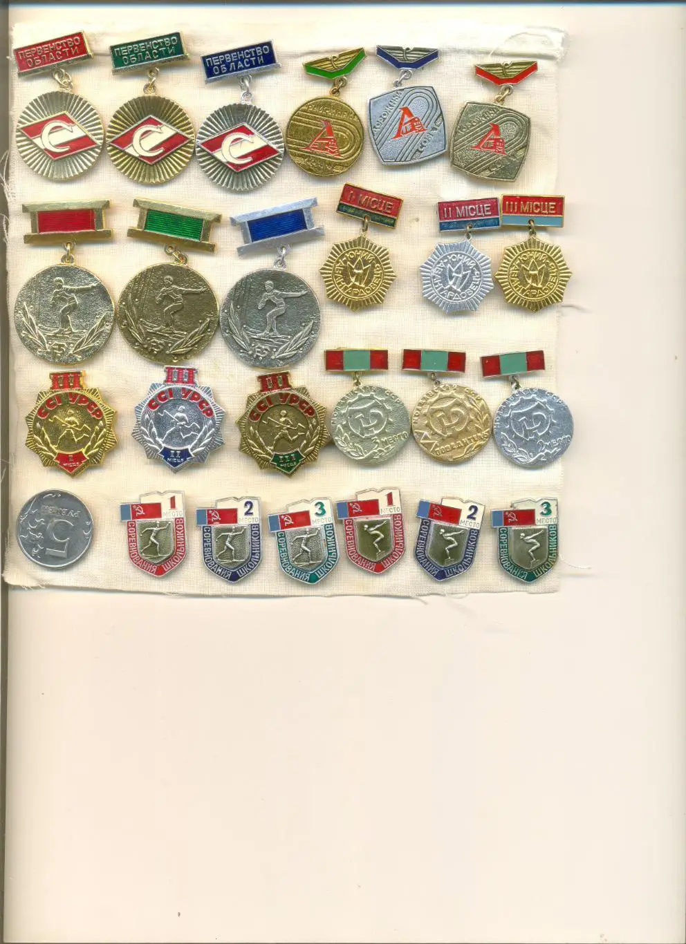 Значки 24 штуки одним лотом.