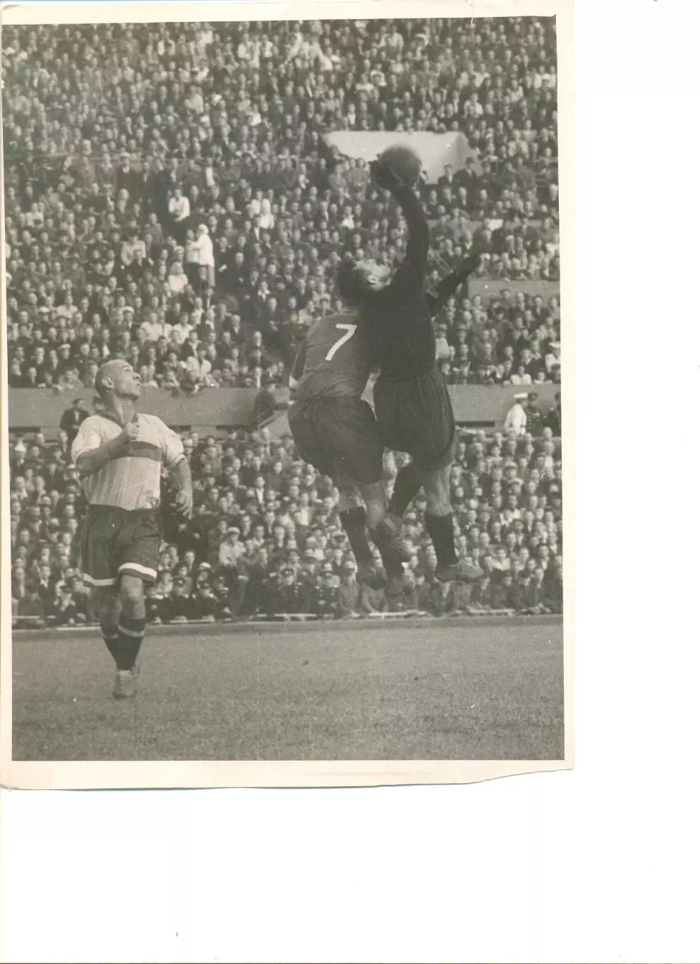 Фотохроника ТАСС Фрагмент матча с участием ЦДКА 1950 г.В атаке Соловьев Вячеслав