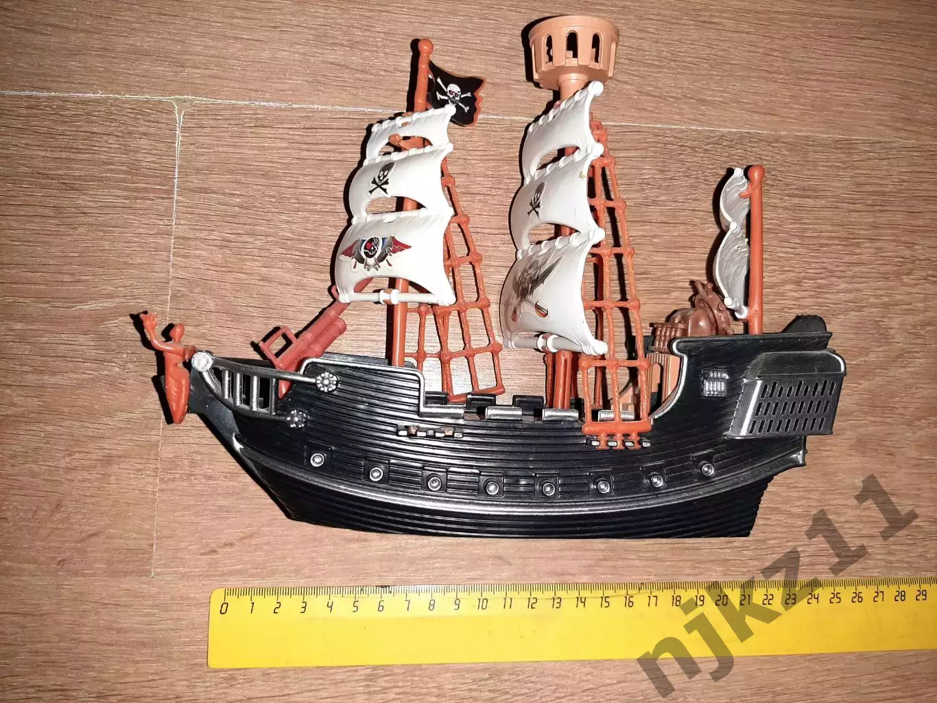 Корабль пиратов монстров с пиратскими флагами