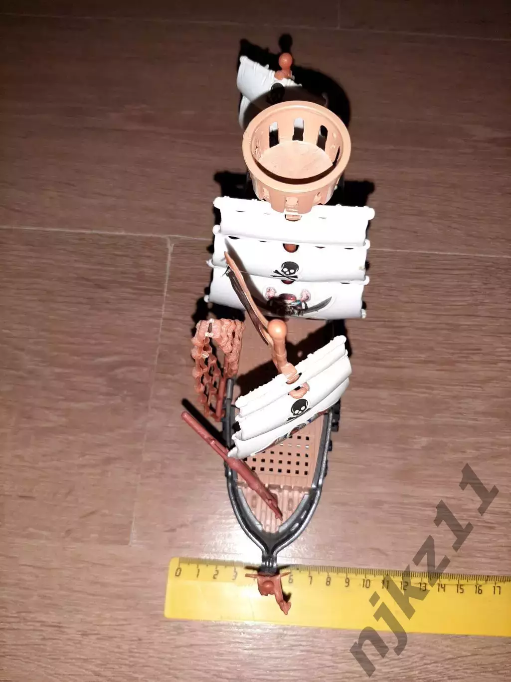 Корабль пиратов монстров с пиратскими флагами 1