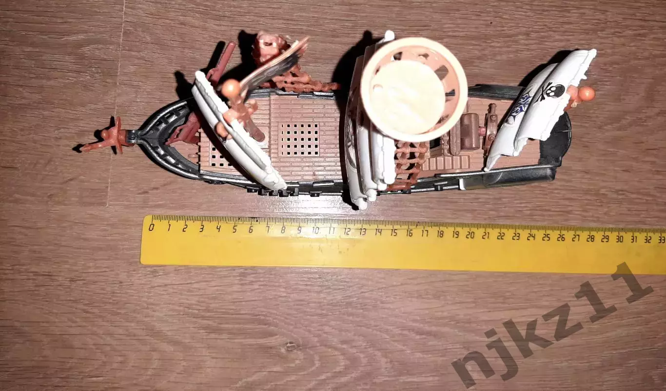 Корабль пиратов монстров с пиратскими флагами 2