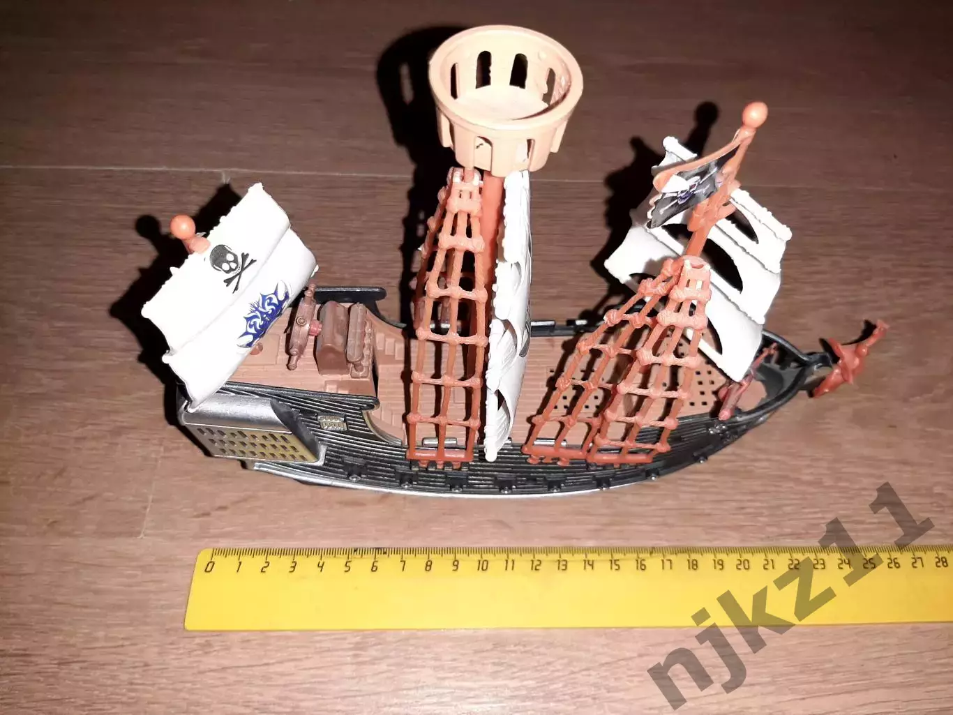 Корабль пиратов монстров с пиратскими флагами 3