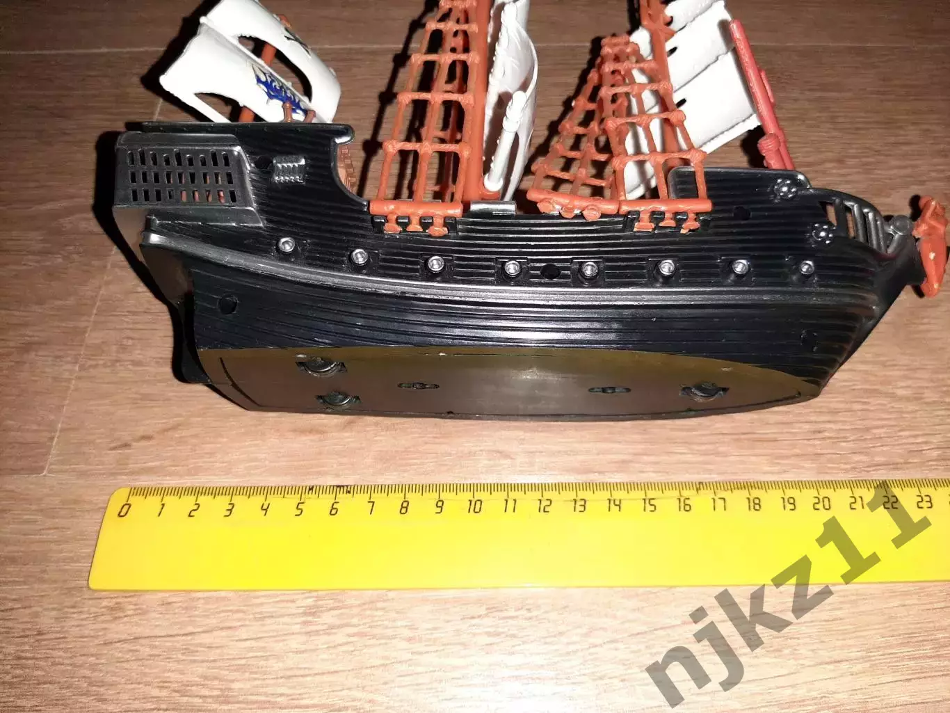 Корабль пиратов монстров с пиратскими флагами 4