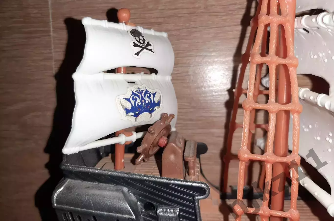 Корабль пиратов монстров с пиратскими флагами 6