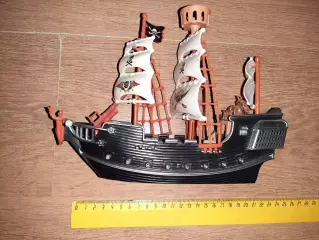 Корабль пиратов монстров с пиратскими флагами