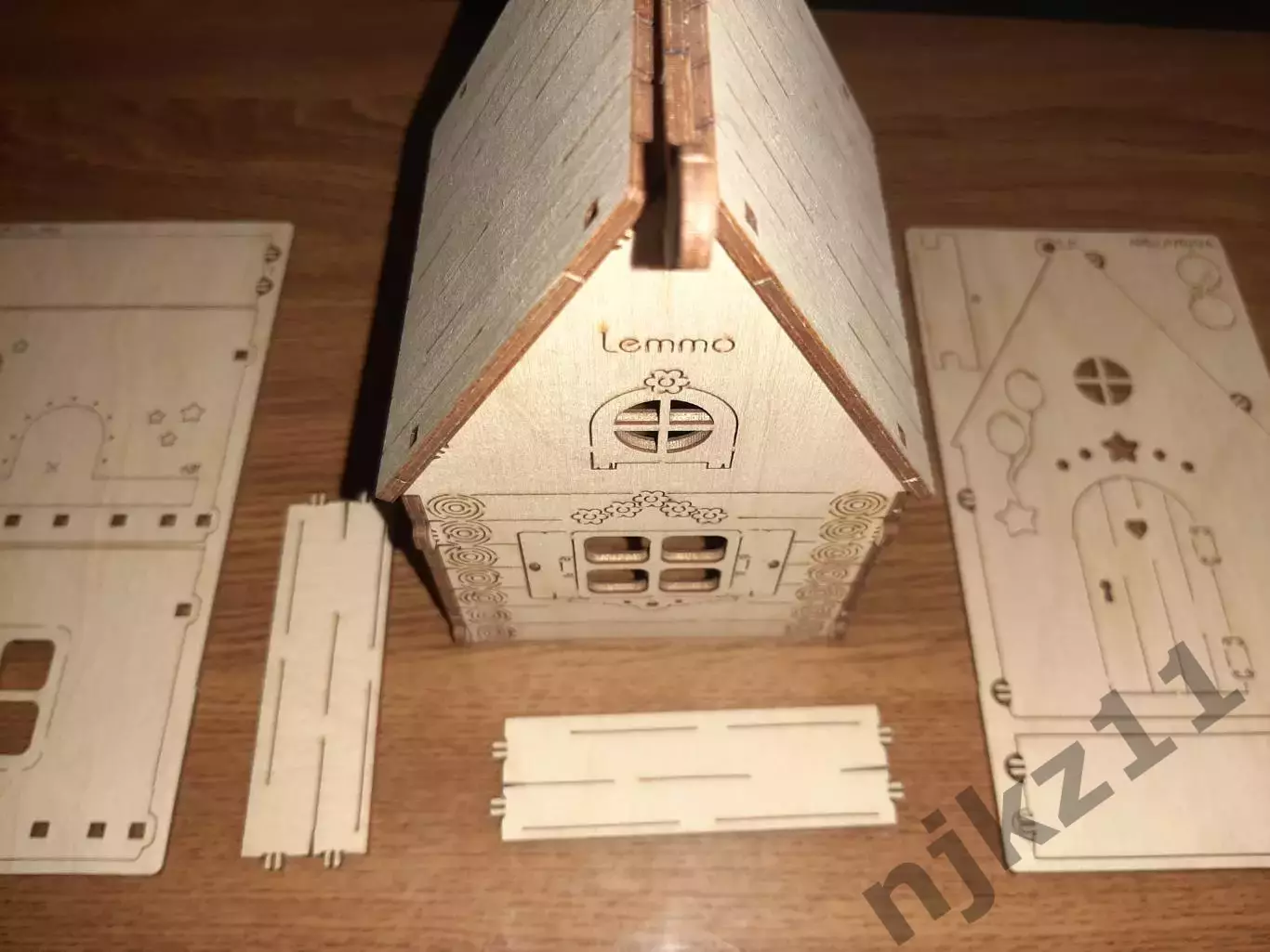 Сделай домик сам. Выпиливание и выжигание из шпона детского домика, кормушки 2