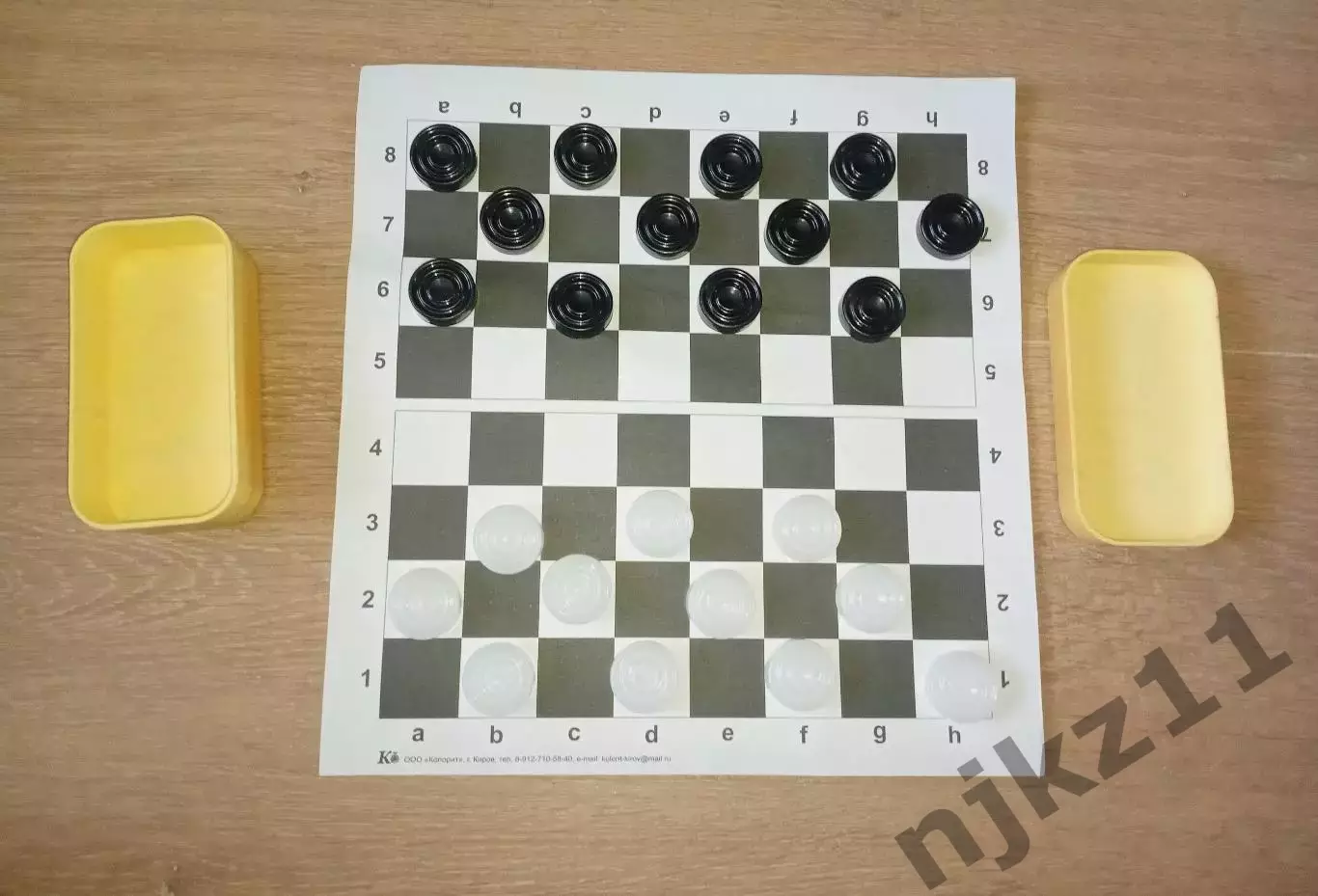 Игра шашки с полем и коробкой (не хватает одной белой)