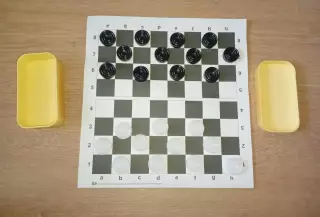 Игра шашки с полем и коробкой (не хватает одной белой)