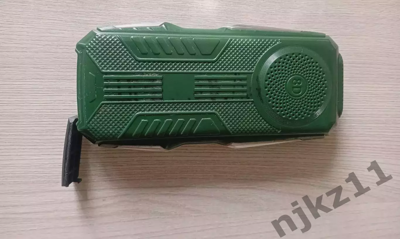 Противоударный кнопочный телефон Land Rover Q2028 две симки, фонарь, приемник 3