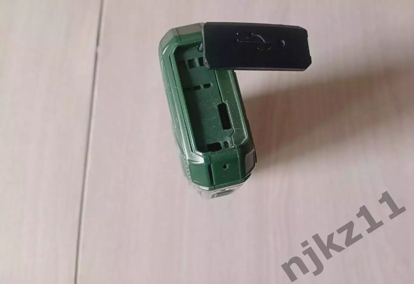 Противоударный кнопочный телефон Land Rover Q2028 две симки, фонарь, приемник 4