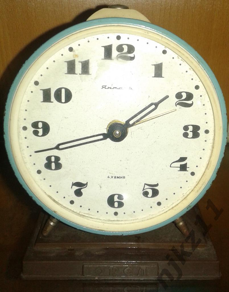 Часы будильник СССР 4 камня на ходу